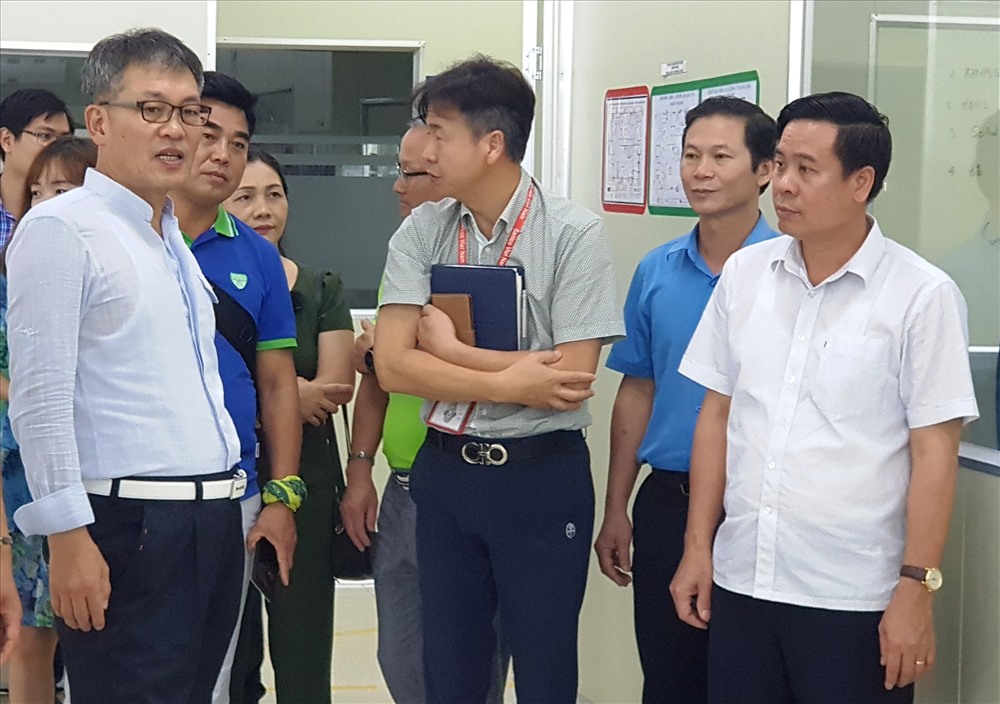 Đoàn công tác của Liên hiệp Công đoàn tỉnh Kangwon Hàn Quốc thăm quan nhà máy sản xuất tại Công ty  TNHH SANICO Việt Nam. Ảnh: NT