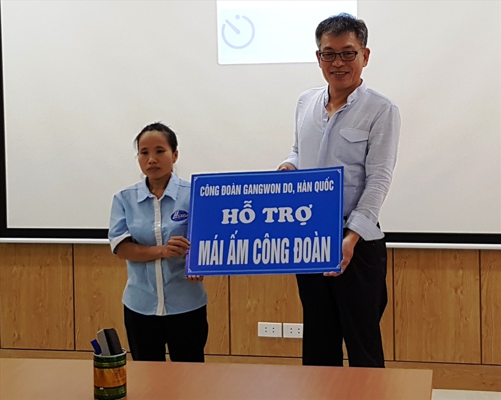 Đoàn công tác của Liên hiệp Công đoàn tỉnh Kangwon Hàn Quốc hỗ trợ xây dựng nhà ở cho CNLĐ tại Công ty  TNHH SANICO Việt Nam. Ảnh: NT