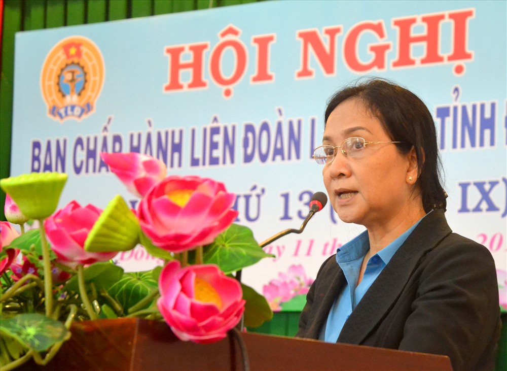 Bà Nguyễn Thụ Thu Ba - Phó Chủ tịch LĐLĐ Đồng Tháp - thông qua báo cáo hoạt động Công đoàn 6 tháng đấu năm 2018. (Ảnh: Lục Tùng)