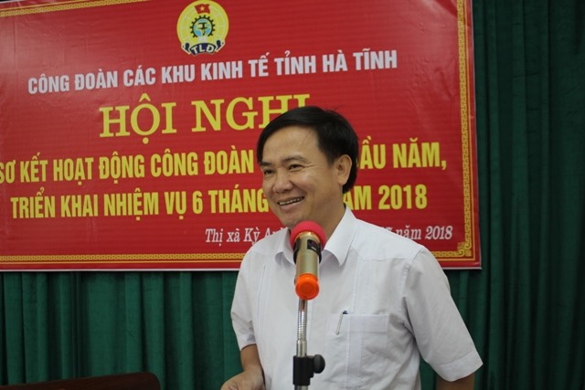 Ông Ngô Đình Vân - PCT LĐLĐ Hà Tĩnh phát biểu chỉ đạo hội nghị. Ảnh: Trần Tuấn