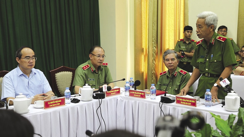 Thiếu tướng Phan Anh Minh - Phó GĐ Công an TPHCM báo cáo về vụ án lên Thành ủy, UBND TPHCM. Ảnh: T.S