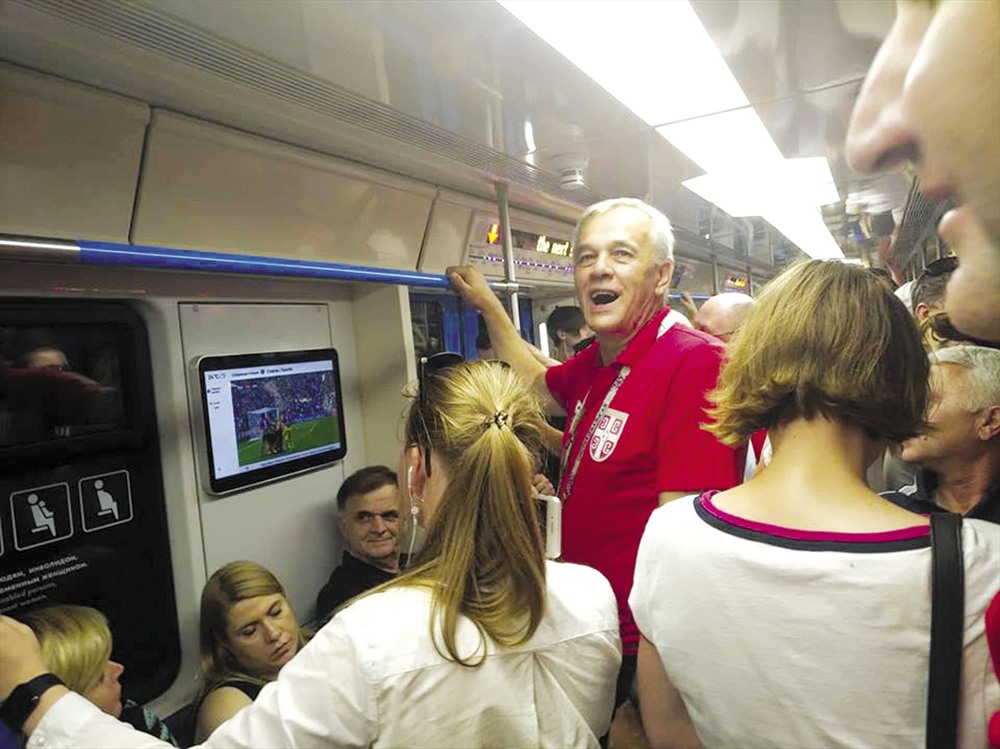 Người dân Nga xem World Cup trên tàu điện ngầm. Ảnh: NAM TRUNG