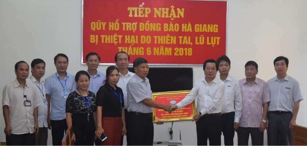 Lễ trao 500 triệu đồng từ đóng góp của người lao động ngành Ngân hàng tới đồng bào tỉnh Hà Giang. Ảnh: N.H