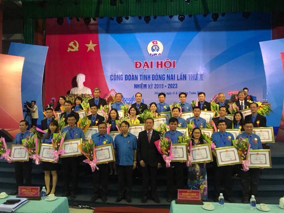 PCT Tổng LĐLĐVN Mai Đức Chính và Chủ tịch UBND tỉnh Đồng Nai Đinh Quốc Tái đã tặng bằng khen của UBND tỉnh cho 21 tập thể và 29 cá nhân đã có thành tích xuất sắc_Ảnh: L.T
