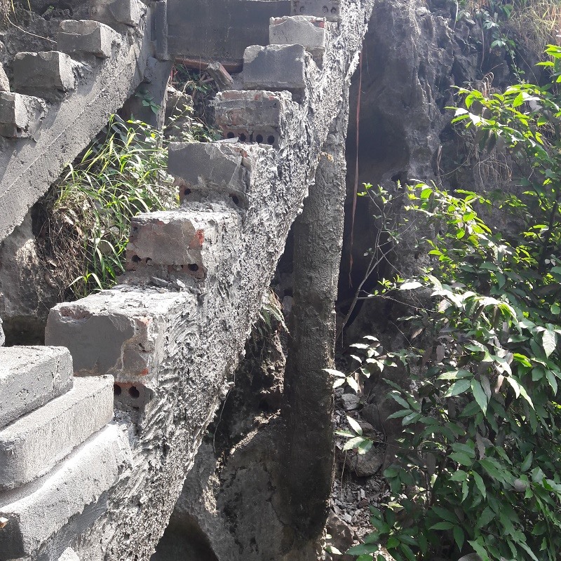 Nhiều cột trụ bê tông vẫn trong tình trạng nguyên xi, cắm sâu vào lòng núi Cái Hạ thuộc vùng di sản Tràng An. 