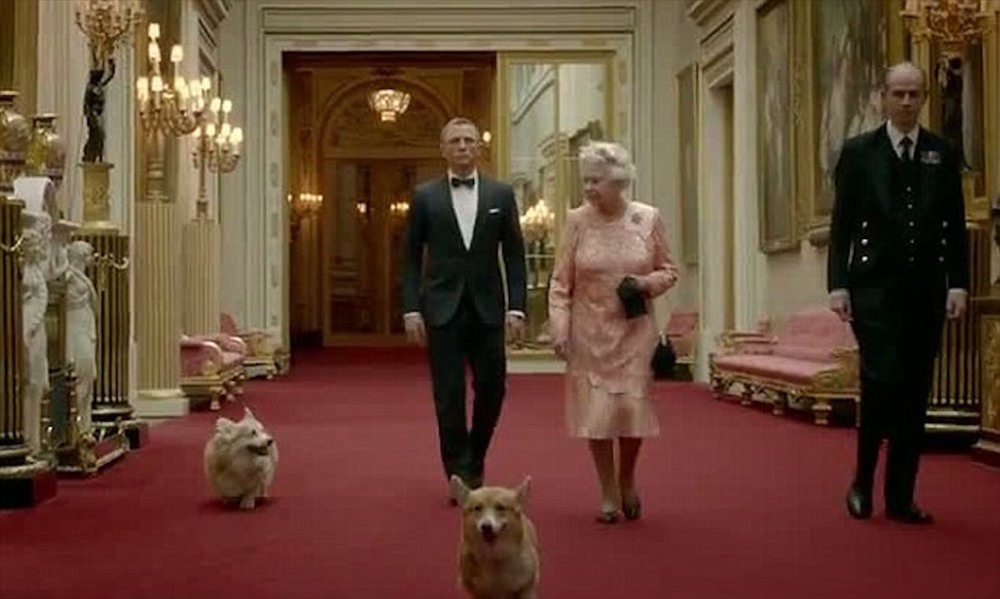 James Bond (diễn viên Daniel Craig) đi sau Nữ hoàng. Ảnh: BBC