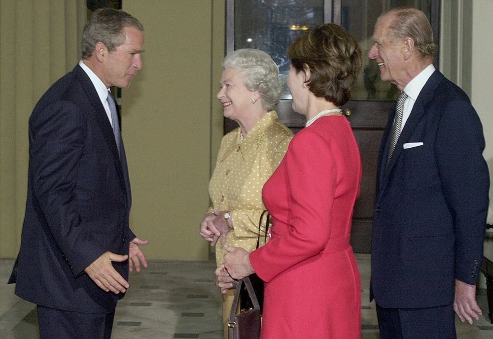 Tổng thống George W.Bush gặp Nữ hoàng năm 2001. Ảnh: AP