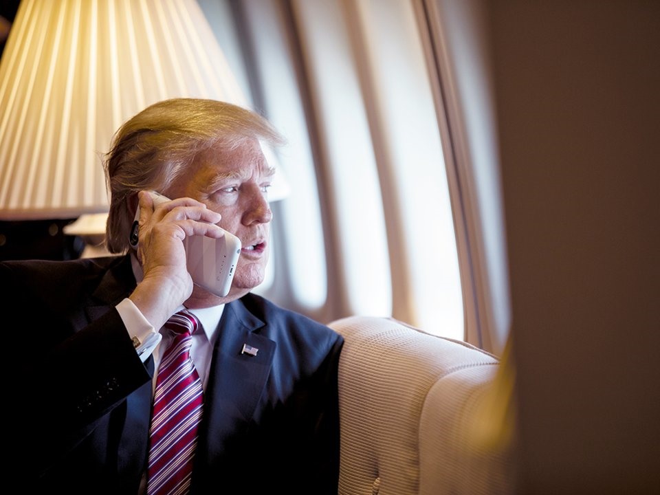 Tổng thống Donald Trump nghe điện thoại trên Air Force One. Ảnh: Nhà Trắng