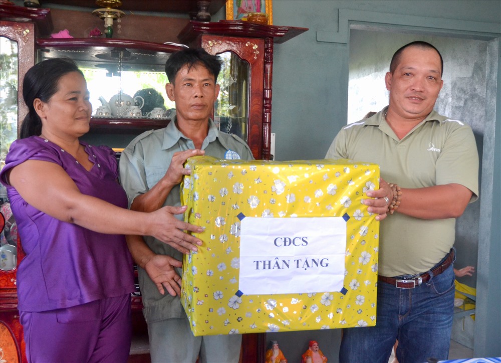 Đại diện CĐCS Cty CP Xuất nhập khẩu thủy sản Cửu Long tặng quà cho gia đình anh Lê Văn Êm. (Ảnh: Lục Tùng)