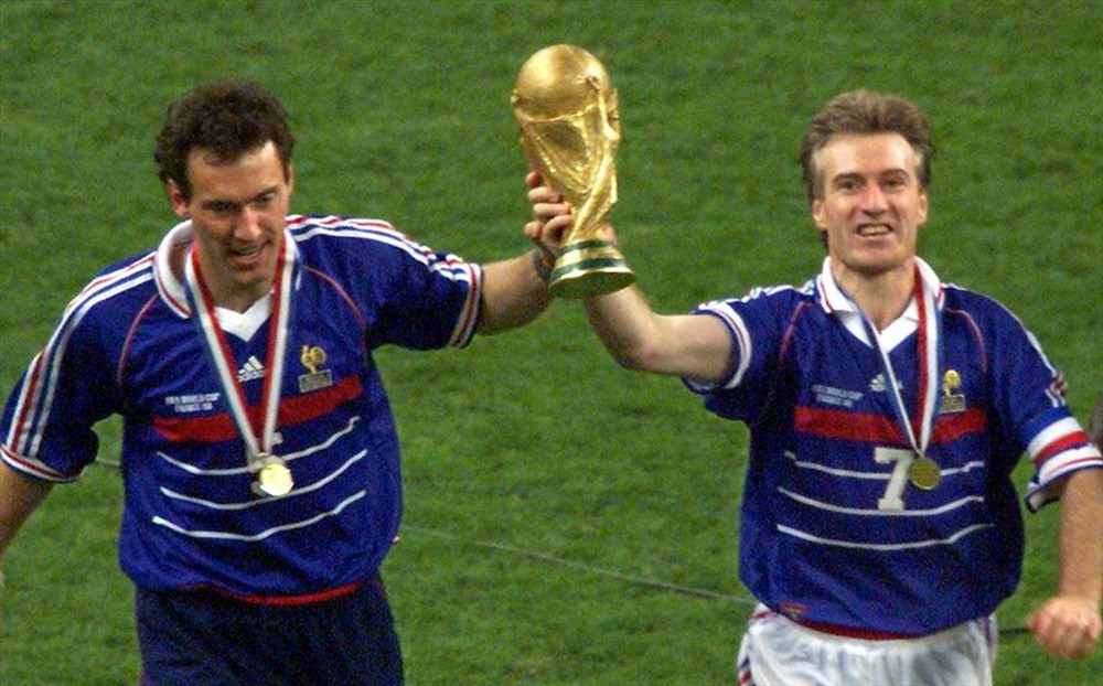 Nếu ĐT Pháp đánh bại Croatia để giành ngôi vô địch, thì HLV Didier Deschamps (phải) sẽ là người thứ 3 trong lịch sử vô địch World Cup với tư cách là cầu thủ và HLV.