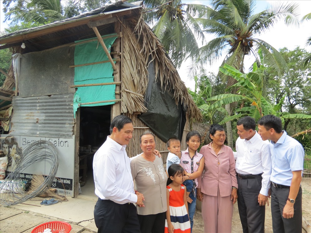 Bà Nguyễn Thi Bòn là con liệt sĩ, khi được nhận nhà mới, bà dẫn đoàn công tác thăm căn nhà cũ mà gia đình bà đã sống hàng chục năm qua