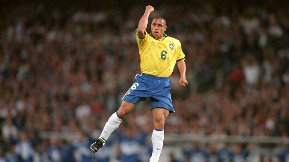 Huyền thoại Roberto Carlos đã có cú đúp World Cup và Champions League trong năm 2002. Ảnh: ESPN.