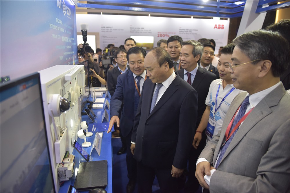Thủ tướng Chính phủ Nguyễn Xuân Phúc tham quan gian hàng tại triển lãm quốc tế công nghiệp 4.0. Ảnh: P.V