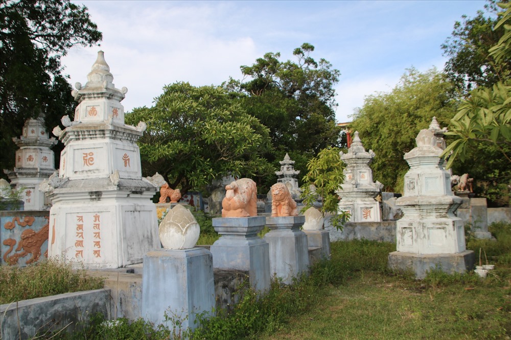 Khu tháp mộ có tuổi đời hàng thế kỷ ở chùa. Ảnh: Đ.Phùng