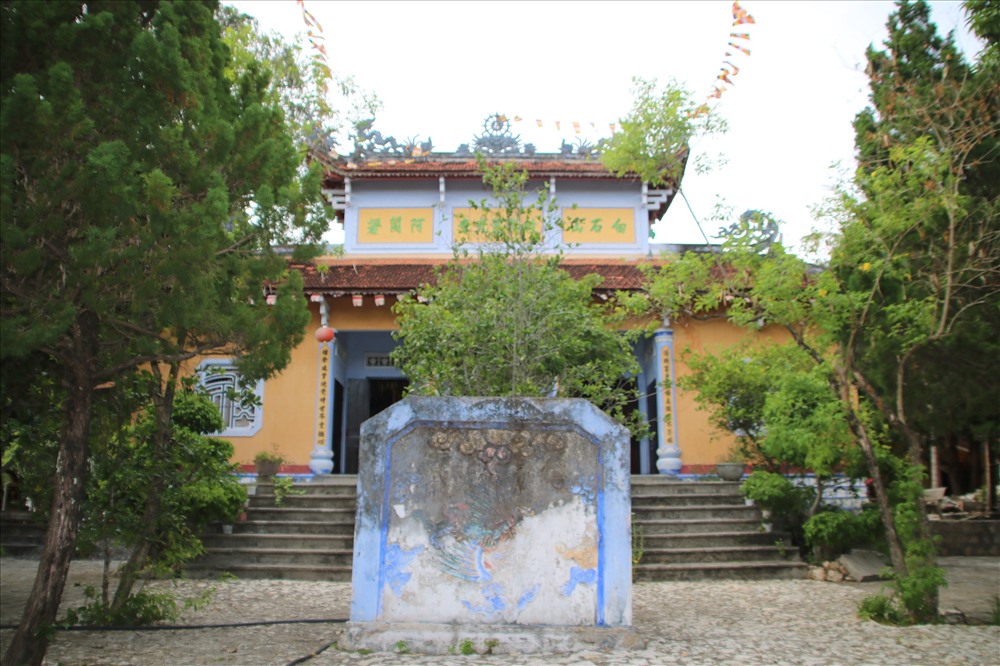Chánh điện chùa có ba gian hai chái. Ảnh: Đ.Phùng