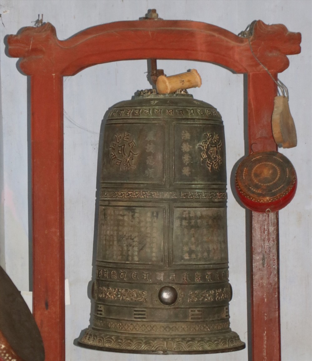 Trong chùa có đại hồng chung nặng 330 cân do hòa thượng Pháp Ngữ đặt làm vào năm Duy Tân thứ 9 (năm 1916). Ảnh: Đ.Phùng