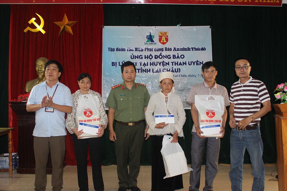 Ông Lê Nguyễn Đức Khôi, Trưởng phòng Quan hệ công chúng Tập đoàn Tân Hiệp Phát (Bìa phải) trao tận tay những món quà đến cho bà con Lai Châu, Hà Giang