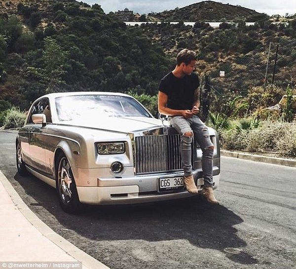 Marcus Wetterheim là một trong những thành viên năng nổ của “Rich Kids” trên Instagrams. Bức hình chụp lại khoảnh khắc anh chàng đang dừng chân nghỉ ngơi tại La Quinta Hills, Marbella, Tây Ban Nha trong chuyến du lịch với chiếc Roll Royce bóng loáng. 