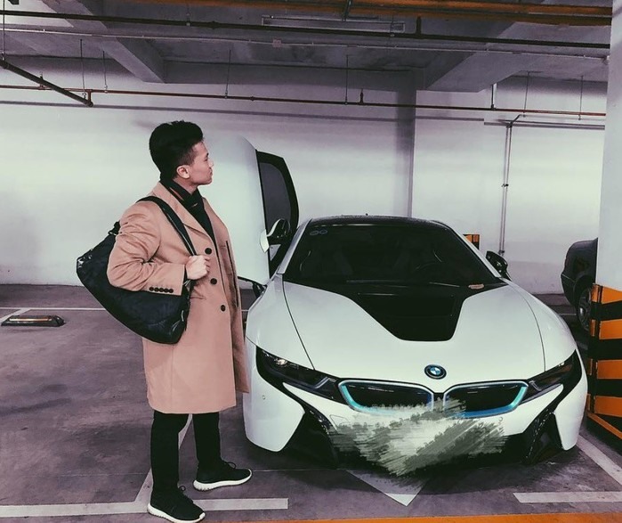 cộng đồng mạng lại đổ dồn sự chú ý vào anh chàng Jade Nguyen - một trong những thiếu gia thuộc hội “Rich Kids” Việt. Chính dàn siêu xe Audi, Ferari, Benley,... đã giúp anh chàng thu hút hàng ngàn fan nhấn nút theo dõi trên Instagram.