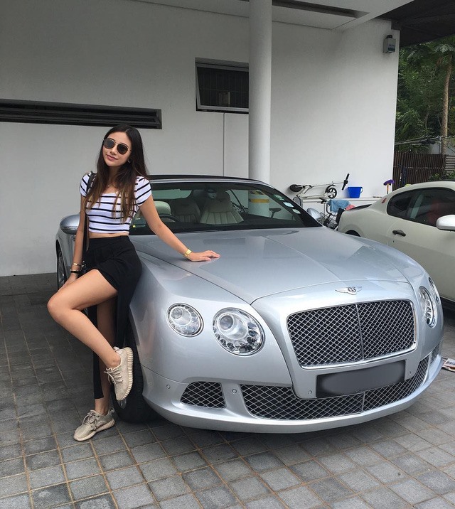 Một tiểu thư khác của Singapore bên trong Bentley mui trần màu bạc. Cô là con gái của một cựu tiếp viên hàng không Jamie Chua. Cô Chua từng làm việc cho hãng hàng không Singapore, đã gây choáng trong vụ ly hôn với “ông trùm” người Indonesia – Nurdian Cuaca – vào năm 2011 vì đòi trợ cấp 450.000 SGD, tương đương 7,37 tỷ đồng/tháng để duy trì cuộc sống xa hoa của mình.