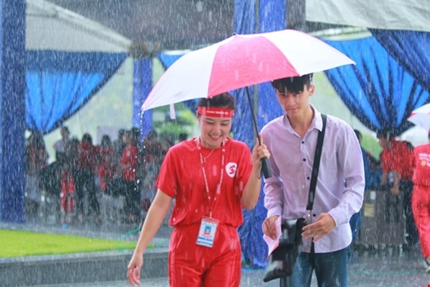 rời đổ mưa nhưng vẫn không ngăn được người dân đổ về Trung tâm Hội nghị Quốc gia để tham dự chương trình