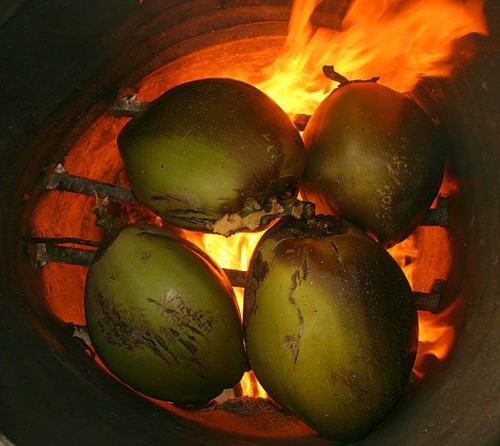 Nướng trên bếp than 3 lần - công nghệ sản xuất dừa “Ba Đốt“. Ảnh: duanuongbadot.com.