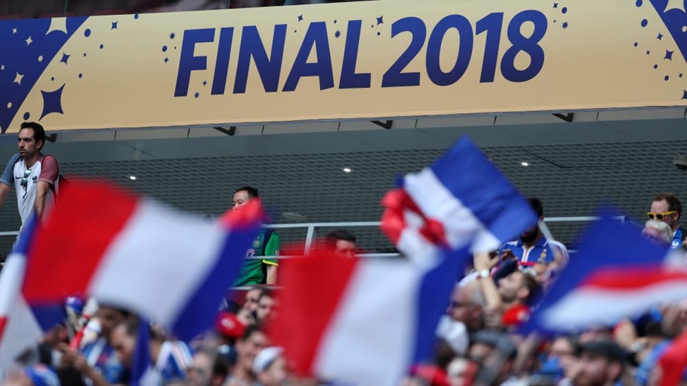 Bầu không khí sôi động của các CĐV ĐT Pháp trên khán đài. Ảnh: FIFA