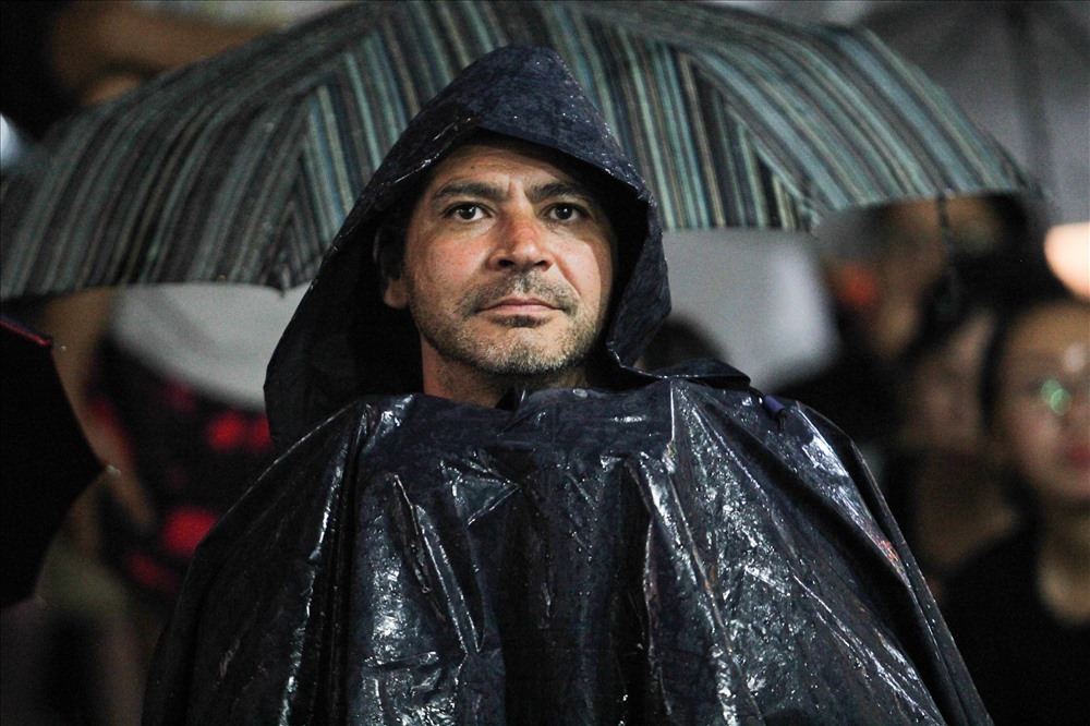 Cơn mưa dù lớn cũng không cản nổi tinh thần yêu bóng đá