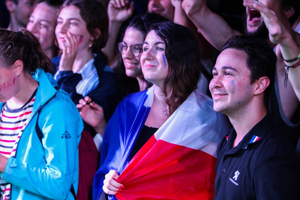 Những cổ động viên Pháp đã khóc khi chứng kiến đội tuyển quốc gia của mình dành chức vô địch