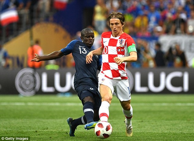 Luka Modric (áo đỏ trắng) và đồng đội ở tuyến giữa đã làm lu mờ N'Golo Kante (áo xanh) trong trận chung kết. Ảnh: Reuters.
