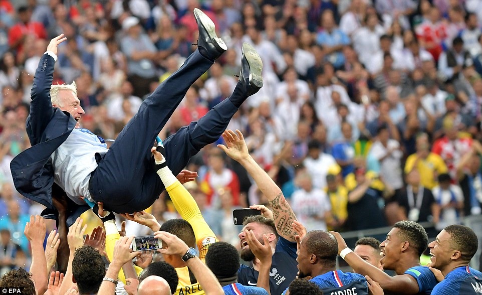 HLV Didier Deschamps là người thứ ba trong lịch sử vô địch World Cup trên cả tư cách cầu thủ lẫn HLV. Ảnh: EPA.