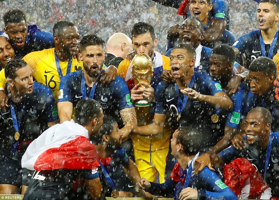 ĐT Pháp trong khoảnh khắc nâng cúp vô địch. Ảnh: Reuters.
