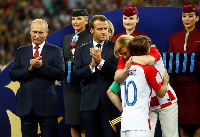 Khi ôm lấy đội trưởng Luka Modrić, bà Grabar-Kitarović không thể kìm nén được sự xúc động. (Ảnh: Reuters)

