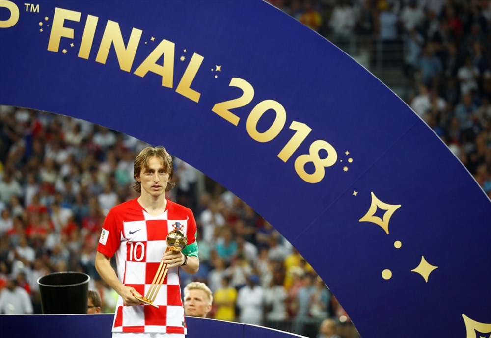 Khuôn mặt không cảm xúc của Luka Modric sau khi nhận giải Quả bóng vàng cho cầu thủ xuất sắc nhất World Cup. Ảnh: Reuters.

