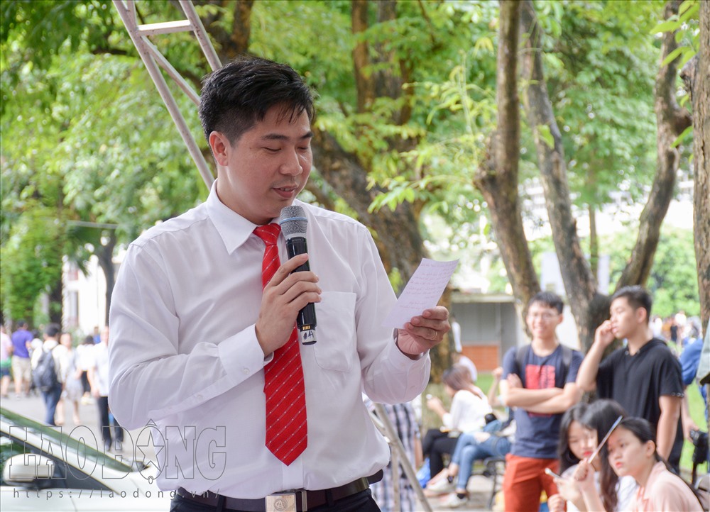 TS Nguyễn Đào Tùng - Trưởng ban Quản lý đào tạo, Học viện Tài chính trong buổi tư vấn.
