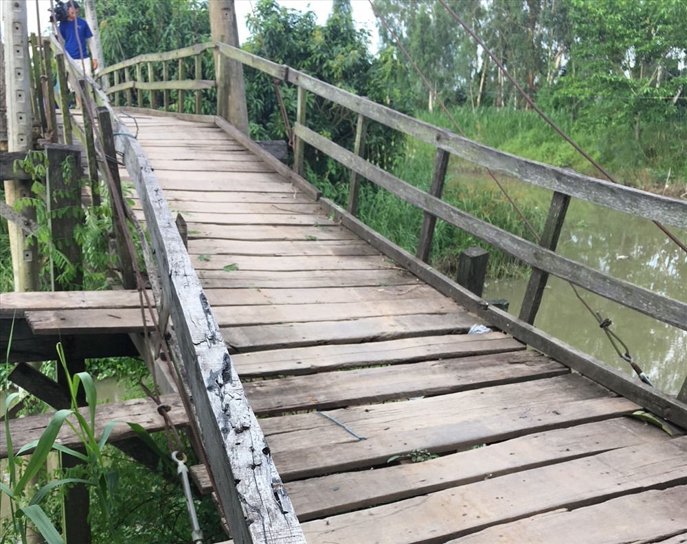 Cây cầu ván gỗ tạp đã có tuổi đời trên 20 năm bắc qua kênh Lung Sen đã xuống cấp, gây khó khăn trong giao thương đi lại hàng ngày của bà con