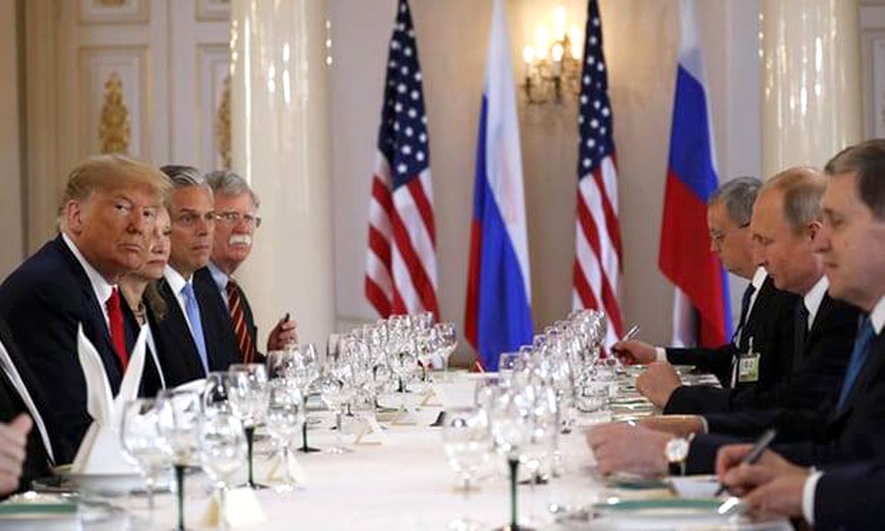 Ông Donald Trump và ông Vladimir Putin bắt đầu bữa ăn trưa làm việc tại Dinh Tổng thống ở Helsinki. Ảnh: AP.