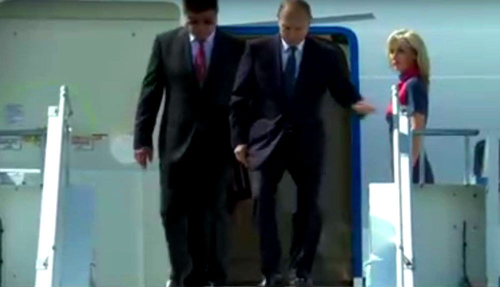 Tổng thống Putin bước xuống máy bay. Ảnh: Twitter