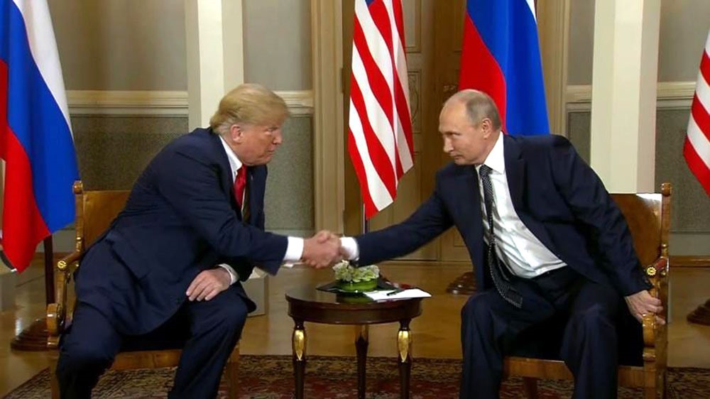 Hai tổng thống bắt tay nhau. Ảnh: Time.