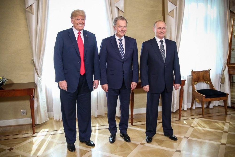 Lãnh đạo Nga - Mỹ và Phần Lan chụp ảnh chung. Ảnh: Twitter.