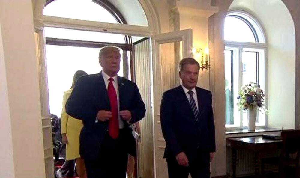 Tổng thống Donald Trump đến Dinh Tổng thống Phần Lan. Ảnh: CNN.