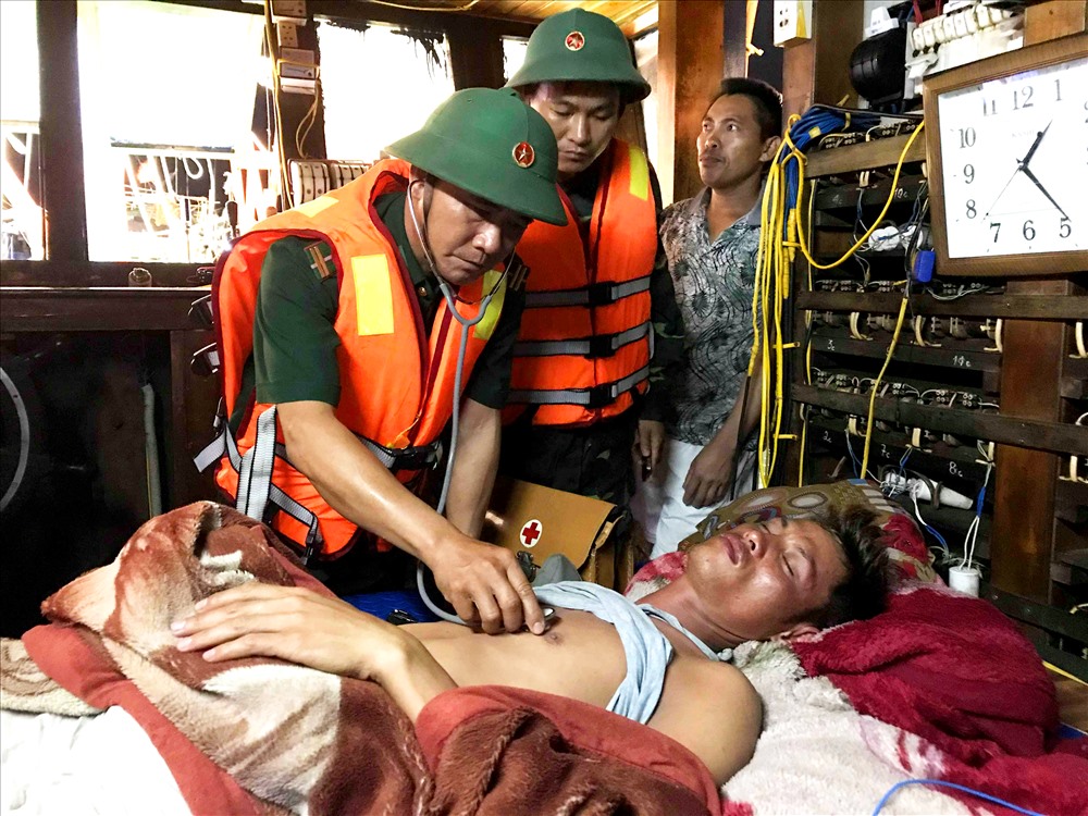 Ngư dân gặp nạn được lực lượng biên phòng Cô Tô kiểm tra sức khỏe - Ảnh: Hoàng Phương