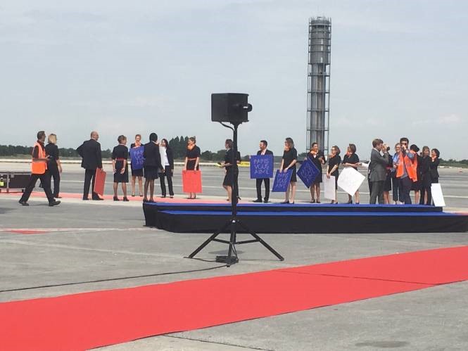 Sân khấu được dựng sẵn để chào đón những người hùng trở về tại sân bay.