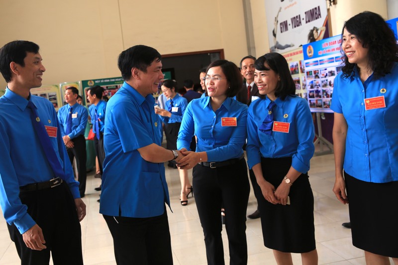 Chủ tịch Tổng LĐLĐVN giao lưu với các đại biểu dự Đại hội. Ảnh: Hải Nguyễn