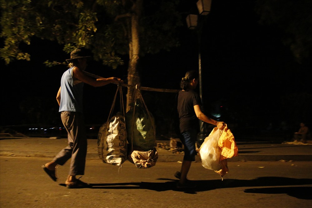 Bắp được bỏ vào bao lớn để bán cho các lái buôn đưa đến các chợ ở Quảng Nam và TP Đà Nẵng.