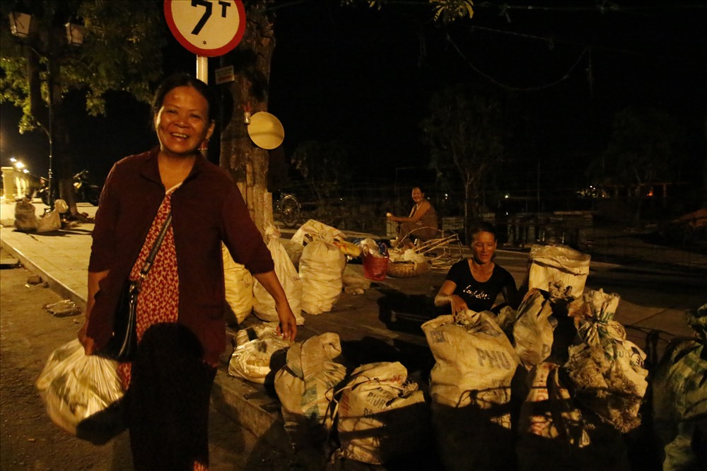 Bắp được bỏ vào bao lớn để bán cho các lái buôn đưa đến các chợ ở Quảng Nam và TP Đà Nẵng.