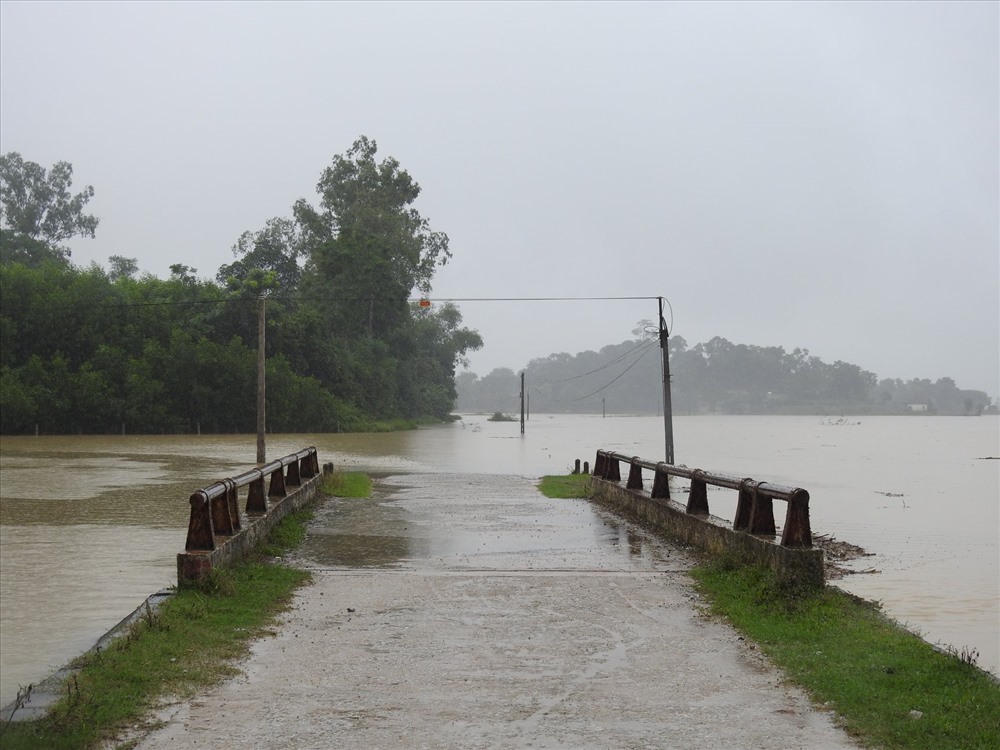 Mưa lớn khiến hồ đập, sông suối ở các huyện miền núi Hà Tĩnh bắt đầu dâng lên và nhiều tuyến đường bị chia cắt