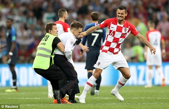 Ở trận chung kết, có 3 cổ động viên quá khích đã chạy vào sân, ngăn cản một tình huống tấn công của ĐT Croatia. 