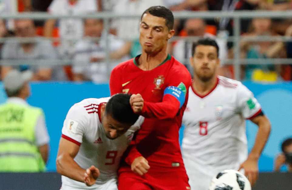 Màn trình diễn tệ hại của Ronaldo trong trận đấu với Iran tại vòng bảng còn thêm phần xấu xí với ngôi sao của Bồ Đào Nha khi anh có hành vi đánh nguội với cầu thủ đối phương.
