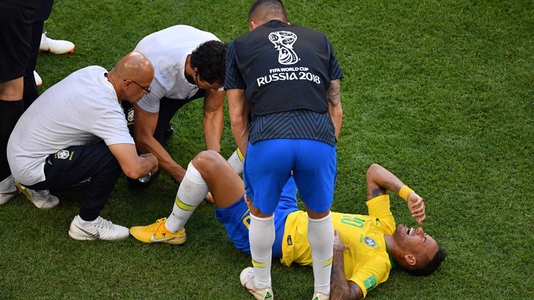 Ngôi sao của Brazil là Neymar cũng biến thành trò cười khi anh có tình huống ăn vạ lộ liễu trong trận đấu ở vòng 1/8 với Mexico.